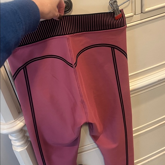 ALO Yoga Pink Leggings with Black Detailing - Picture 6 of 7